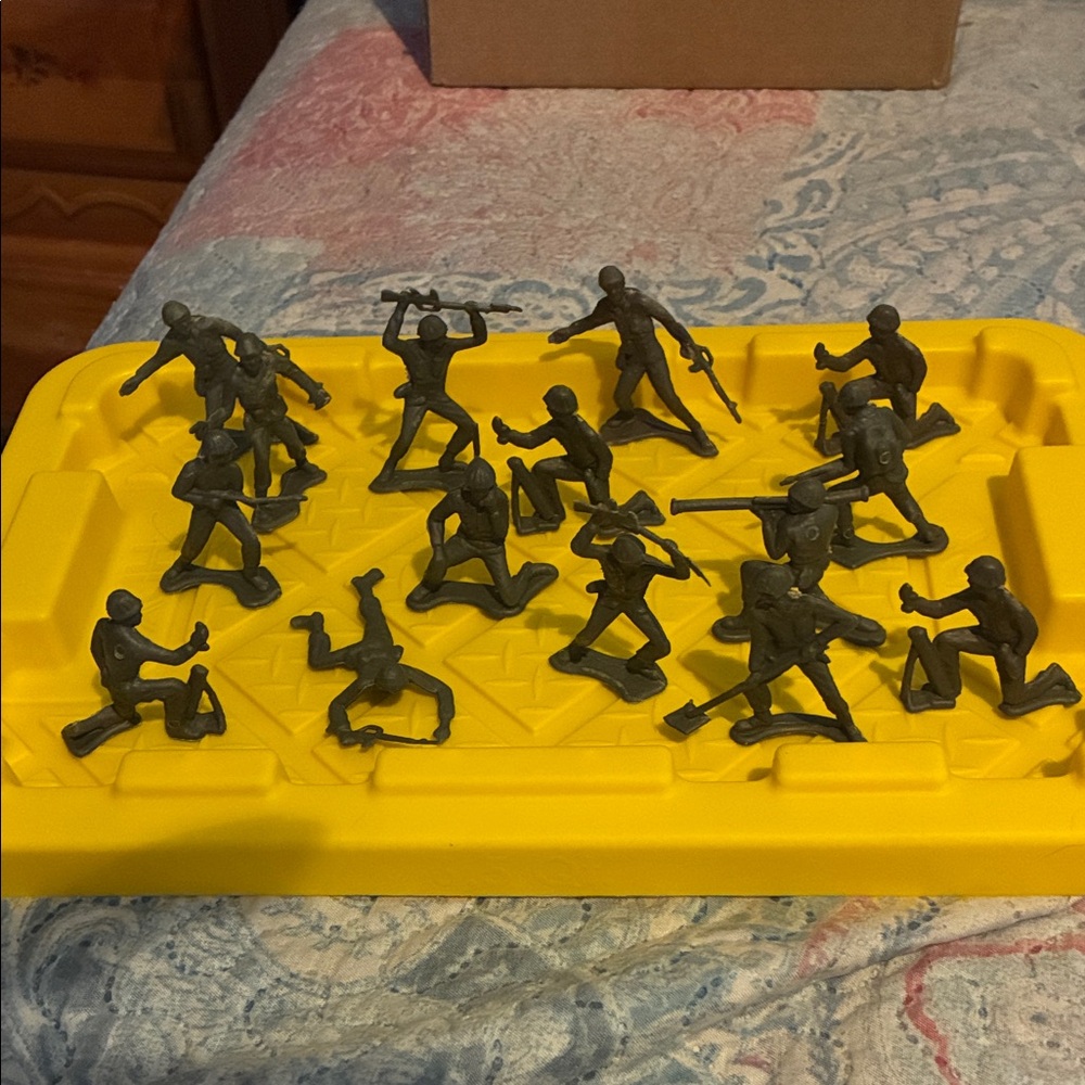 💙SALE💙BUNDLE & SAVE💙Set of Green Toy Soldiers